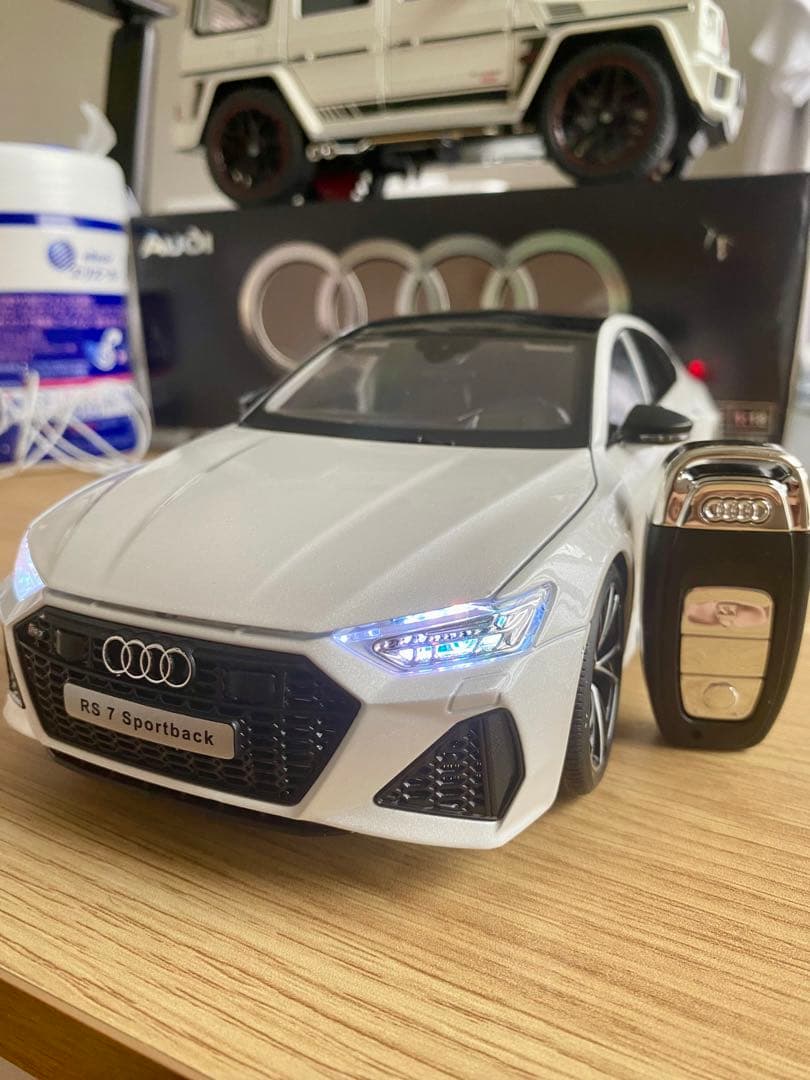 1/18 Audi 合金製ミニカー LED点灯 サウンド 鍵付