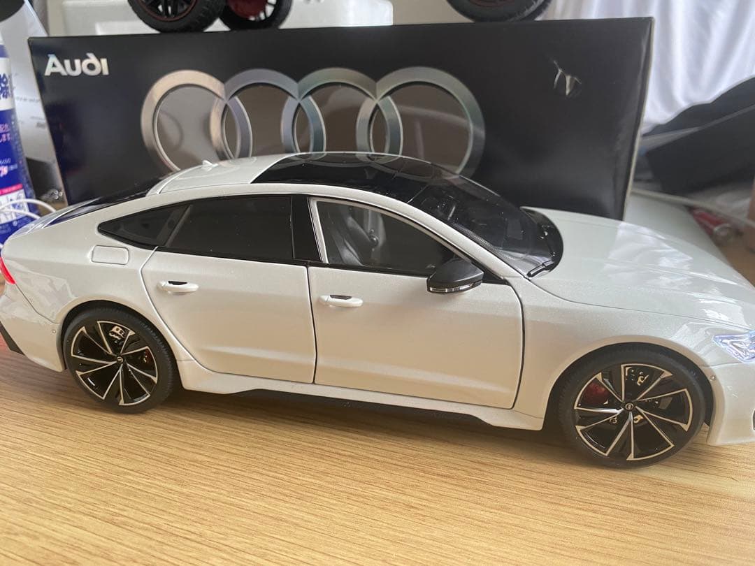 1/18 Audi 合金製ミニカー LED点灯 サウンド 鍵付