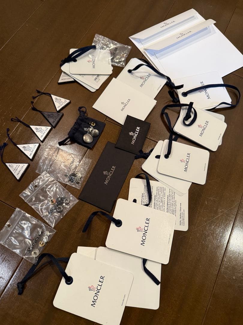 MONCLER セットでお譲り 三角タグ 紙タグ ボタン 封筒 - メルカリ