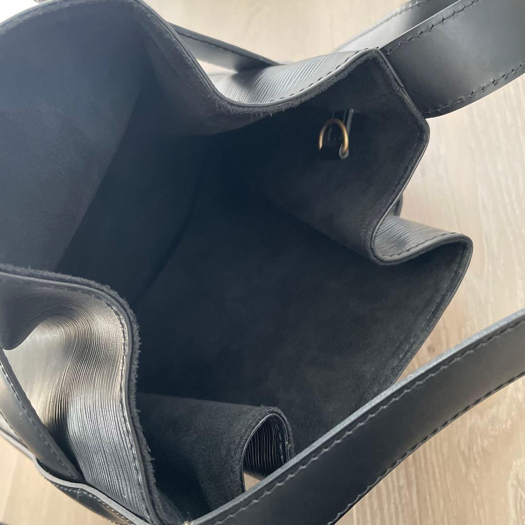 Louis Vuitton エピレザー バケツ型ショルダーバッグ ブラック - メルカリ