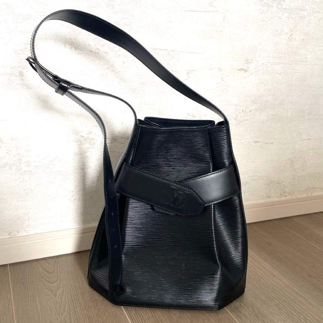 Louis Vuitton エピレザー バケツ型ショルダーバッグ ブラック - メルカリ