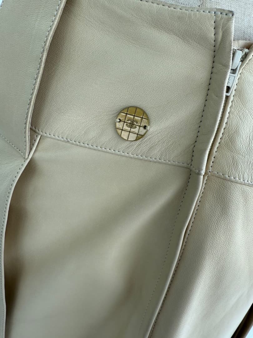 シャネルのレザースカート