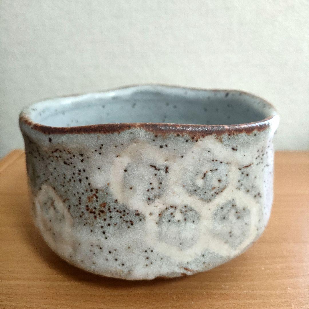 〈新品未使用〉美濃焼　志野焼　茶盌　抹茶茶碗　茶道具　【T-Y-11】 美濃焼の代表である、織部と志野が一度に楽しめる抹茶碗。人気の器でお