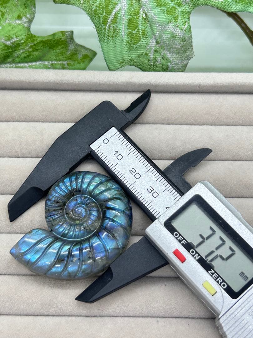 天然石ラブラドライト　アンモナイトのかたちパーツ　No.1258