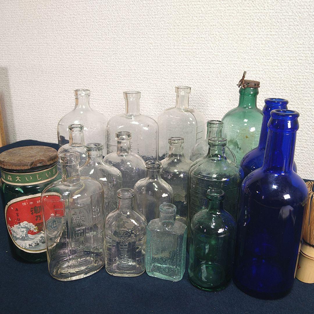 AA319 昭和レトロ薬瓶 他 気泡ガラス プレスガラス 色ガラス 18本 AA319 昭和レトロ薬瓶 他 気泡ガラス プレスガラス 色ガラス 18本