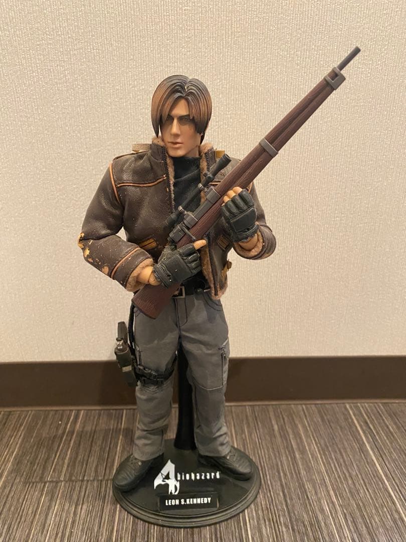 バイオハザード4 1/6スケールフィギュア レオン ホットトイズ
