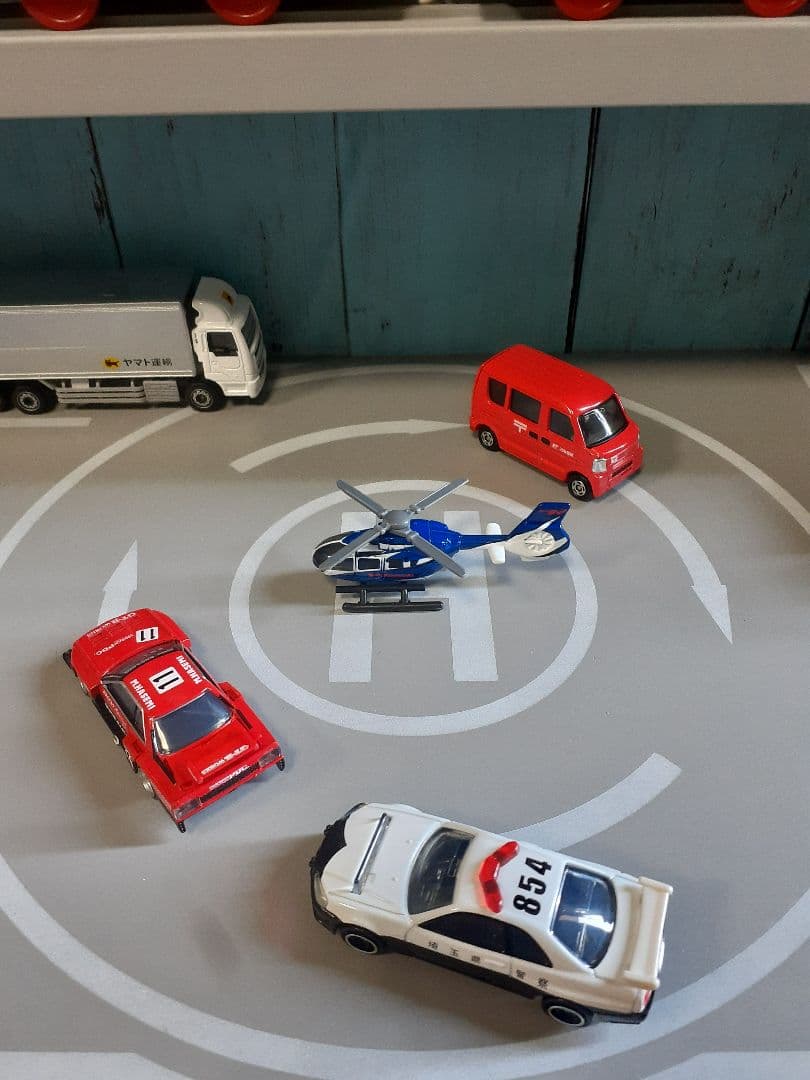 縞田　最新版自作トミカプラレール収納棚110台ロータリー交差点ヘリポート付