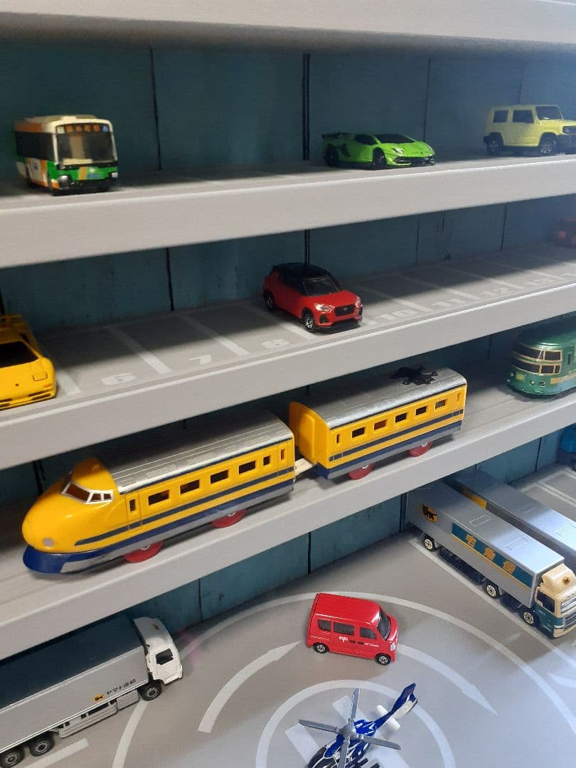 縞田　最新版自作トミカプラレール収納棚110台ロータリー交差点ヘリポート付