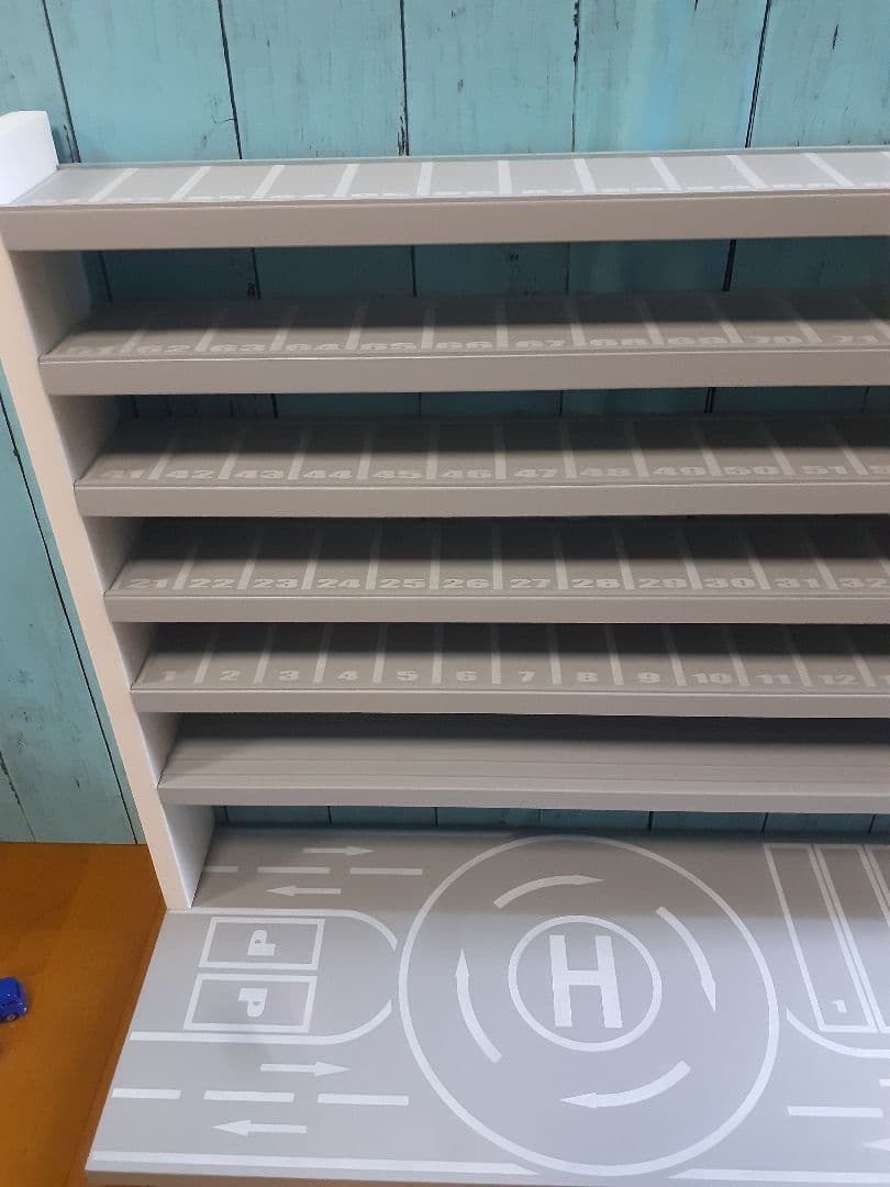 縞田　最新版自作トミカプラレール収納棚110台ロータリー交差点ヘリポート付