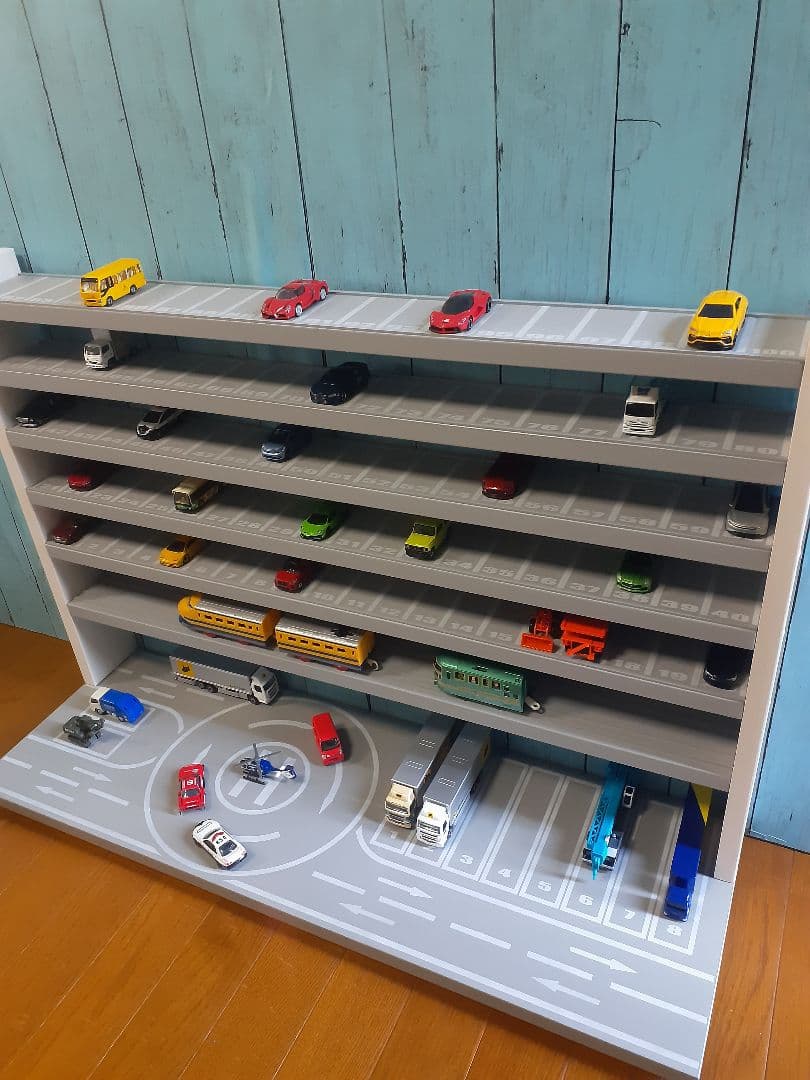 縞田　最新版自作トミカプラレール収納棚110台ロータリー交差点ヘリポート付