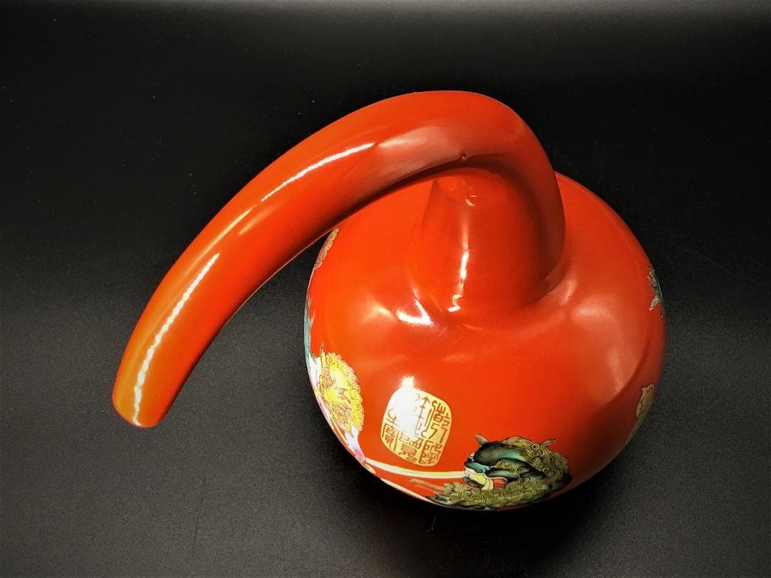 乾隆帝の注瓶 康熙年製 】 紅地慈姑形 琺瑯彩獅子文 造辨処作品 - メルカリ