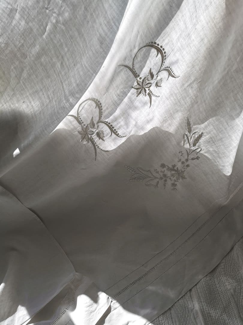 アンティークフランス 美しい花文字 イニシャル刺繍 ドローンワーク