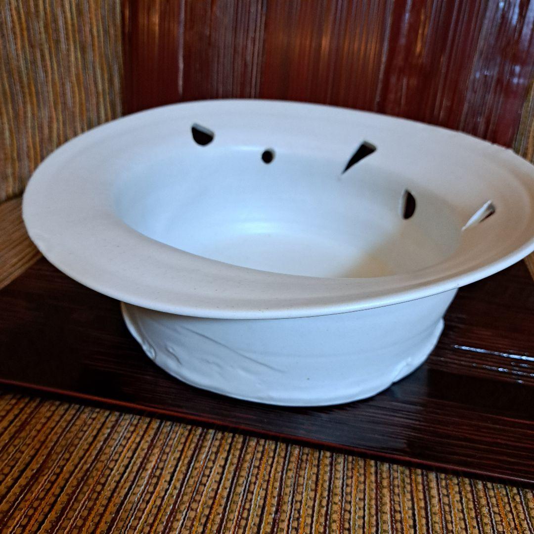 黒田泰蔵の白い白磁の穴あき鉢
