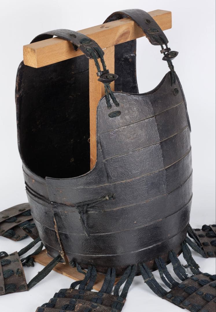 【江戸期】黒漆塗 横剥二枚胴 草摺付 甲冑 胴丸 台付 時代武具 古美術 骨董品