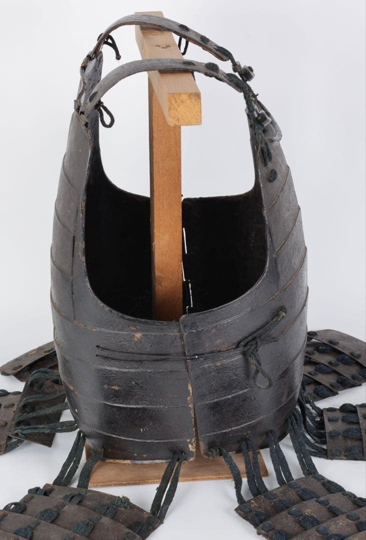 【江戸期】黒漆塗 横剥二枚胴 草摺付 甲冑 胴丸 台付 時代武具 古美術 骨董品