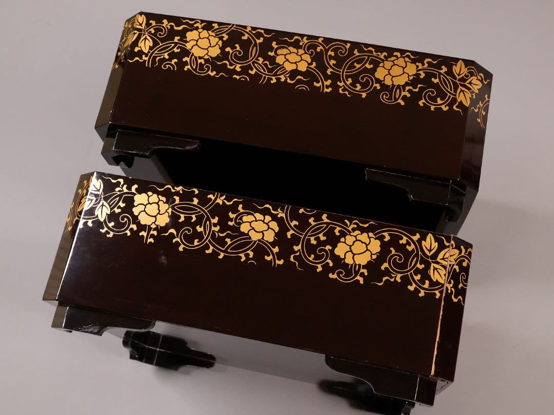 木製 漆塗 牡丹獅子 花唐草 金蒔絵 饅頭箱一対 菓子重 菓子箱【CM285】