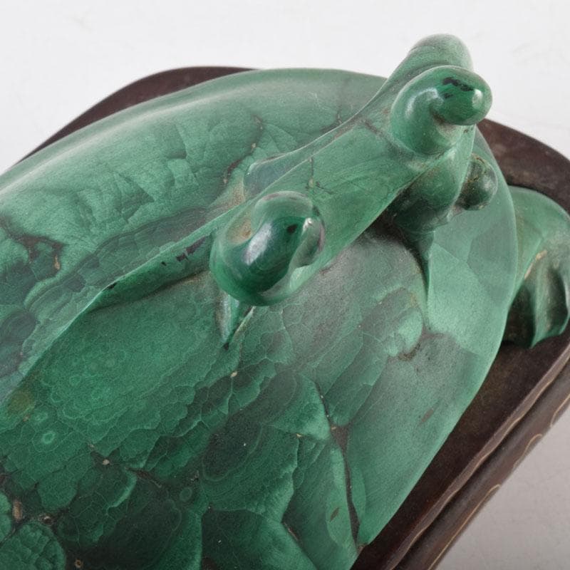中国 玉石孔雀石マラカイト彫刻 神獣 置物 約896g 唐木台付 V 9009