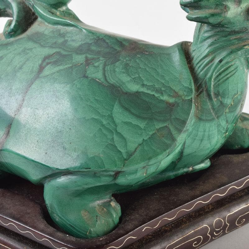 中国 玉石孔雀石マラカイト彫刻 神獣 置物 約896g 唐木台付 V 9009