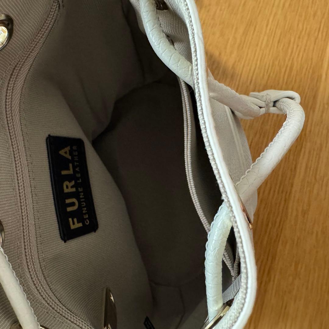 FURLA ホワイト巾着型ショルダーバッグ