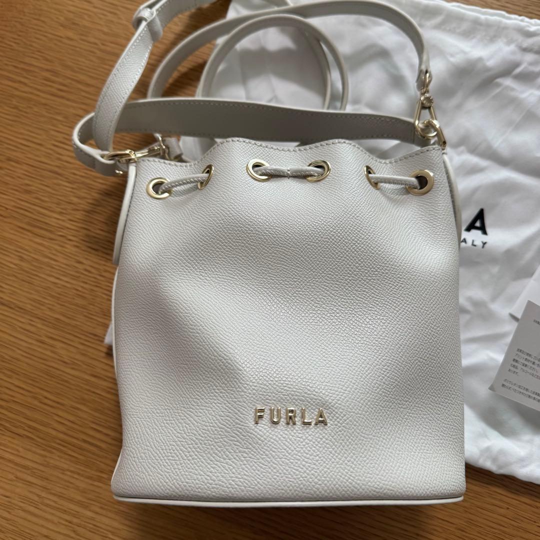 FURLA ホワイト巾着型ショルダーバッグ