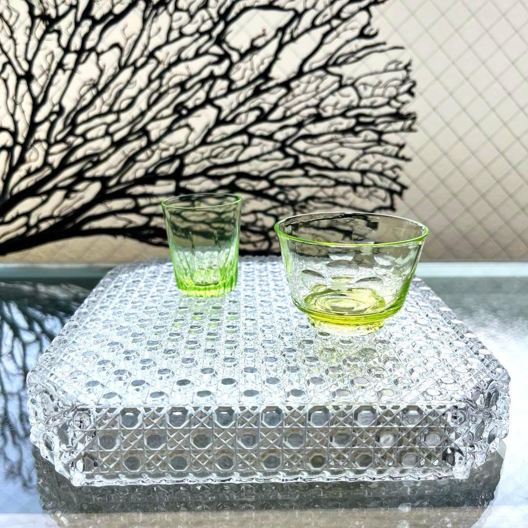 骨董 時代ガラス 切子 花 松葉 黄色 ウランガラス 反り口碗型 盃 猪口