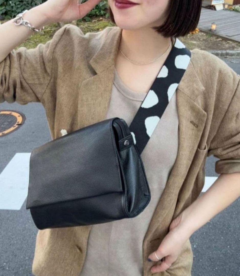 イアパピヨネ　柄ワイドテープショルダーバッグ　ブラック　黒　レザー