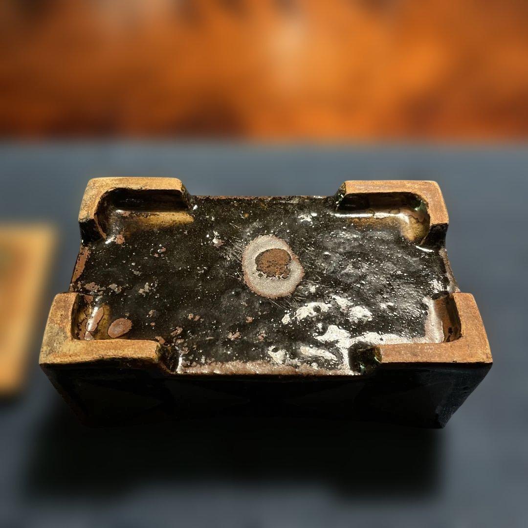 出西窯 多々納弘光氏作 バターケース三角模様 黒釉型紙抜角蓋物