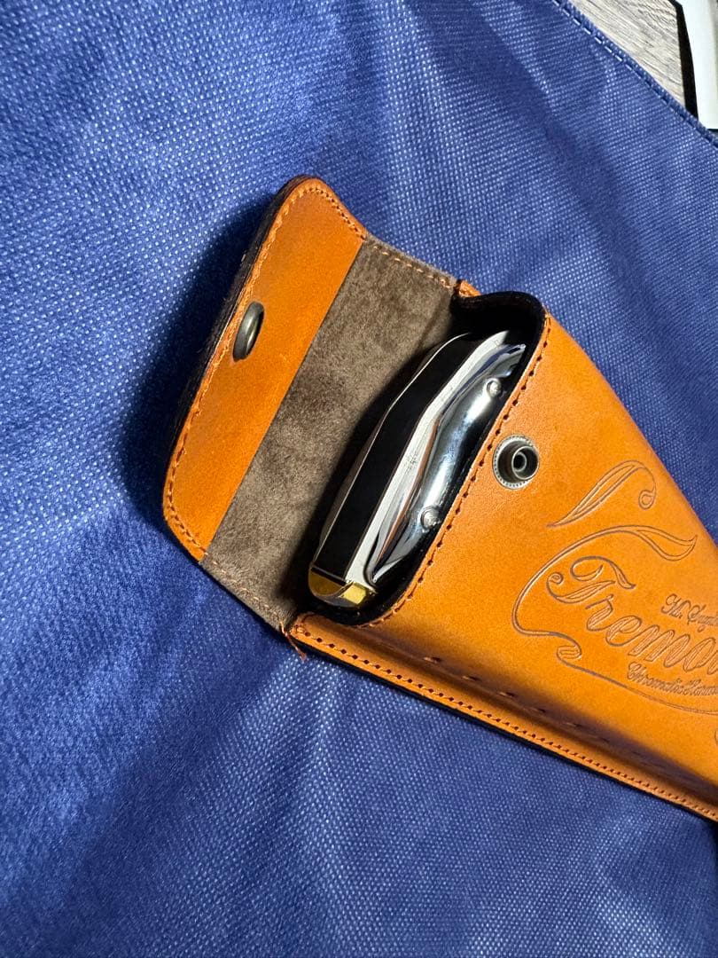 Suzuki Tremolo Chromatic ハーモニカ 革カバー付き。