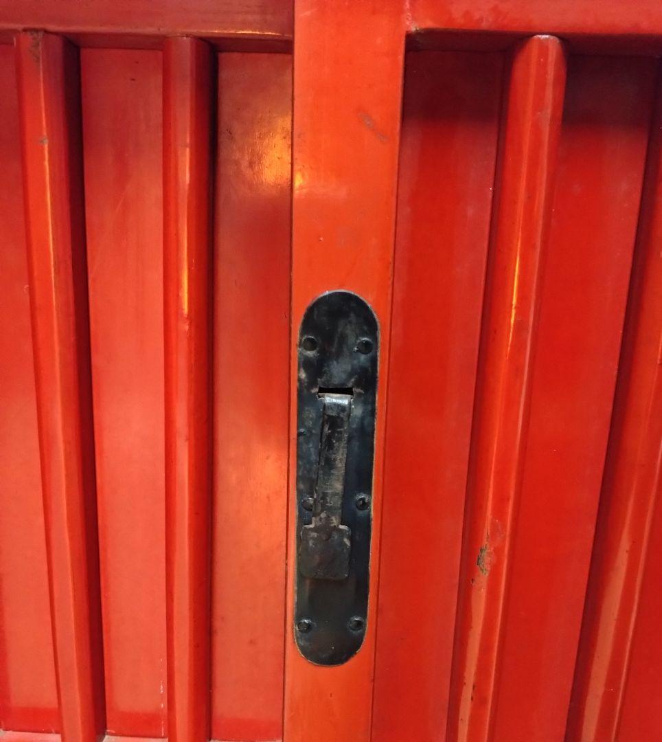 赤い漆塗りの形のローキャビネット 和モダン 神奈川県座間市での