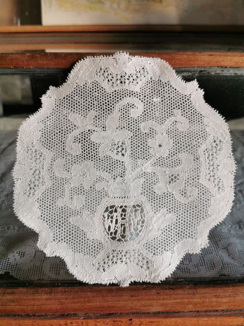 アンティークフランス ポワンドパリ 草花紋イニシャル刺繍メッシュ