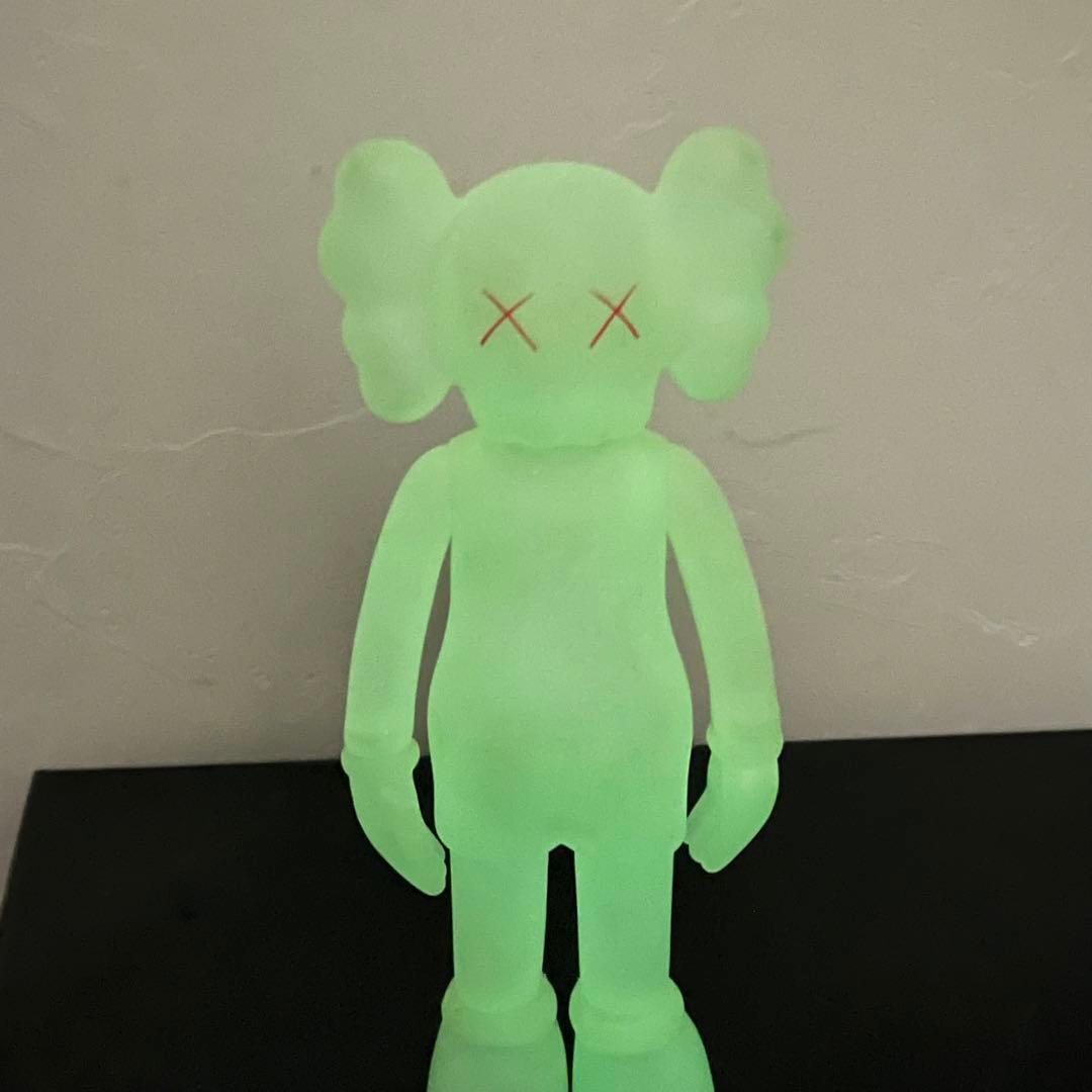 KAWS 蓄光 companion FIVE YEARS LATER
