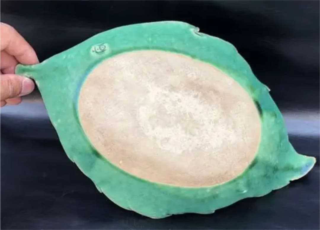 古美術品◼️蔵から大きな美しい葉っぱのお皿が出てきまし