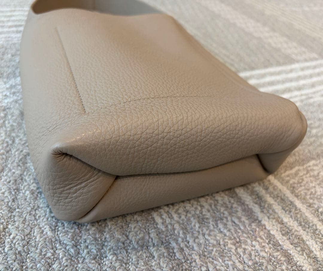 Aeta グレーベージュ レザー ショルダーバッグ