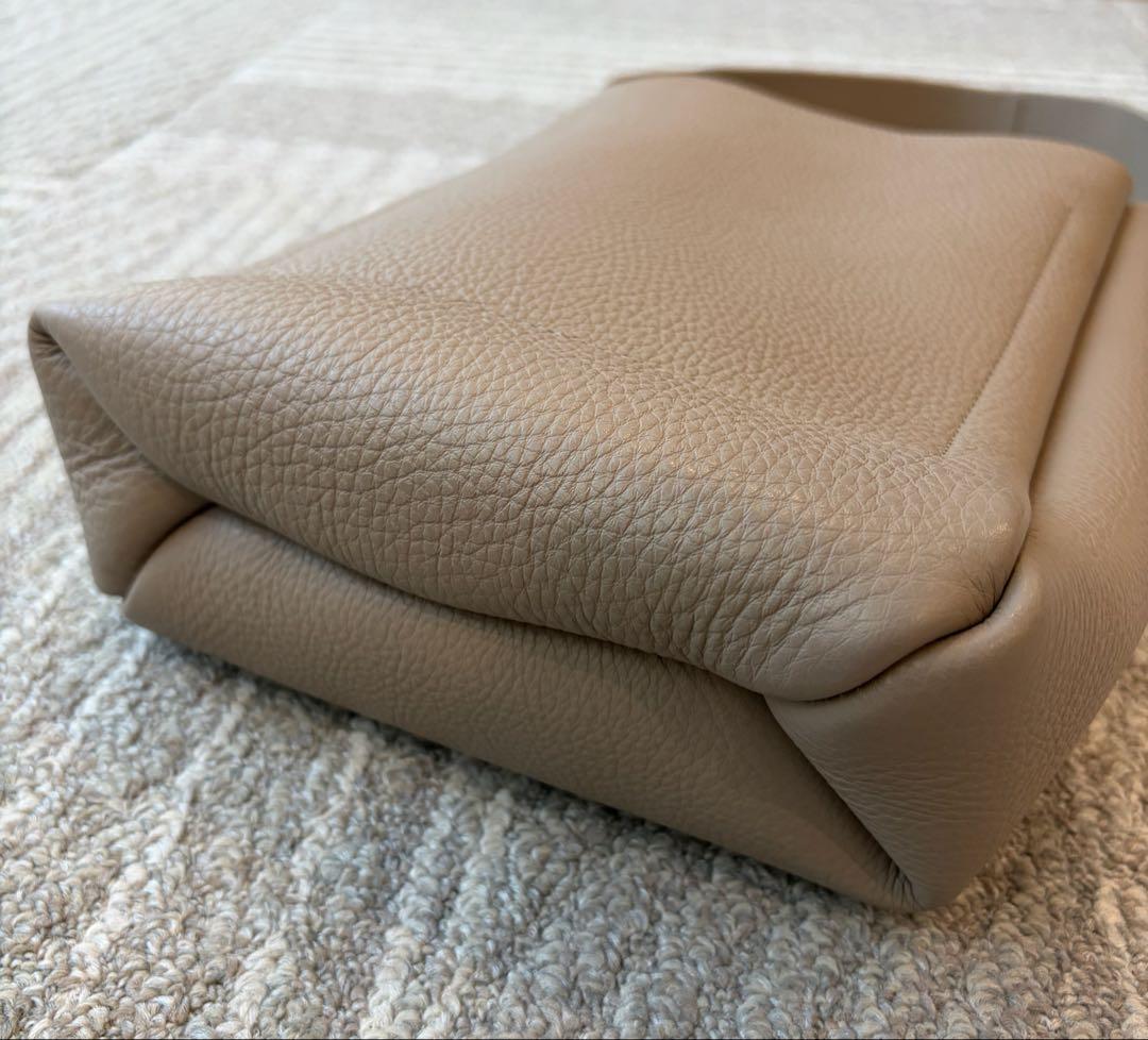 Aeta グレーベージュ レザー ショルダーバッグ