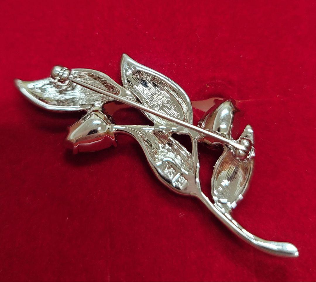 ヴァンドームブティック 曲線の美しいブローチ 葉