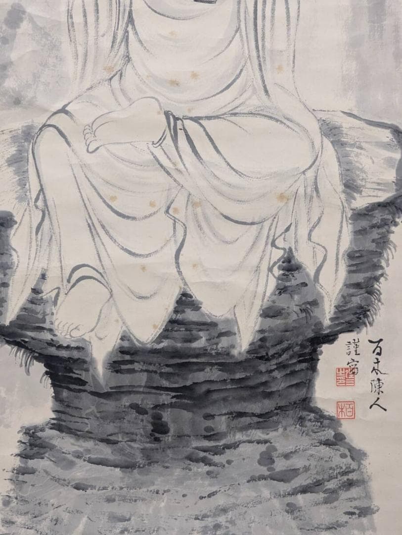 真作】掛軸 観音菩薩図 慈悲の微笑 岩上の慈悲 静謐な祈り 共