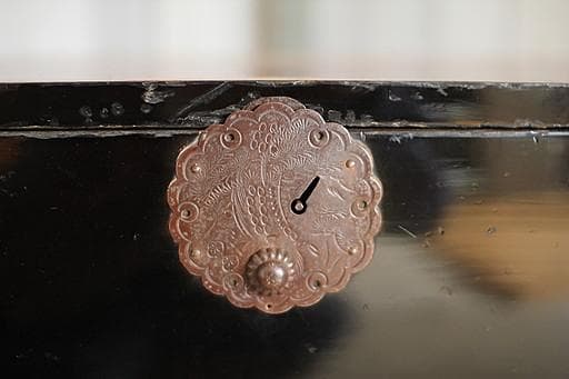 綺麗な丸金具庄内箪笥2段 漆塗りタンス 収納 古家具 古民