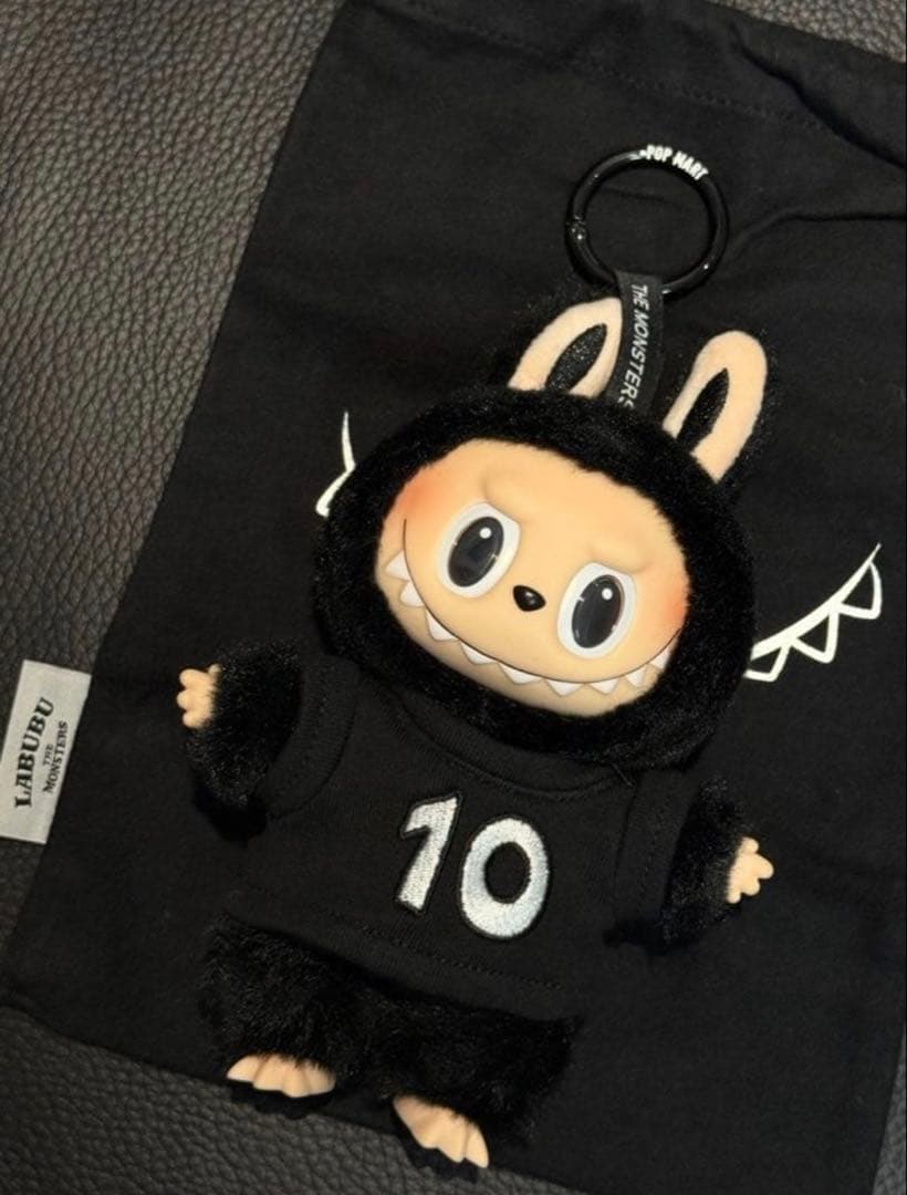 THE MONSTERS LABUBU 10周年記念展限定ぬいぐるみ - メルカリ
