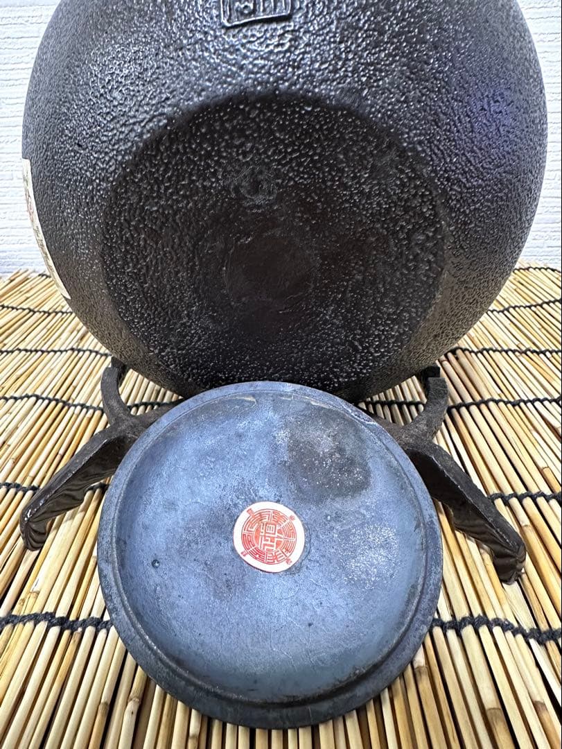 未使用品、栞、一級品合格証貼付　南部三厳堂名人東仙作　南部鉄瓶　南部鉄器　鉄瓶