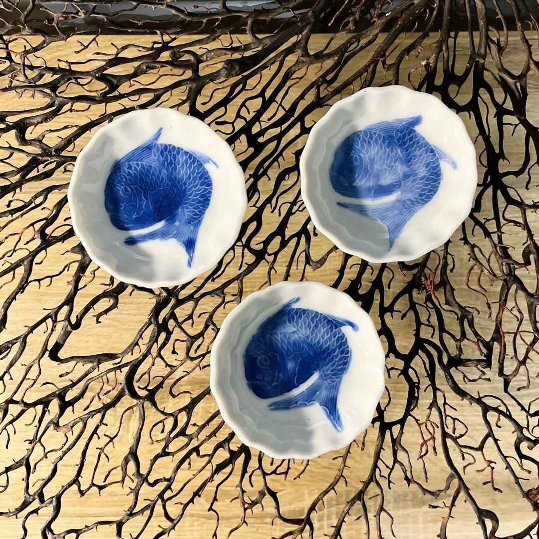骨董　古伊万里　瀬戸　白磁　染付　波フチ　希少　陽刻　めで鯛　手塩皿　豆皿　３客 骨董 古伊万里 瀬戸 白磁 染付 波フチ 希少 陽刻 めで鯛 手塩皿 豆皿
