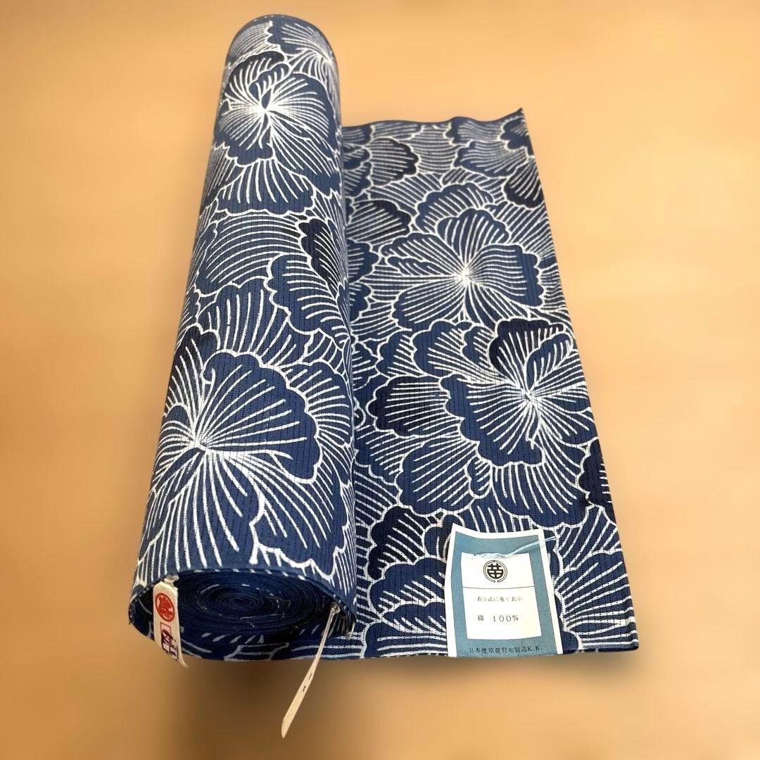 浴衣反物　藍色花柄　一反(36㎝×11.4m)