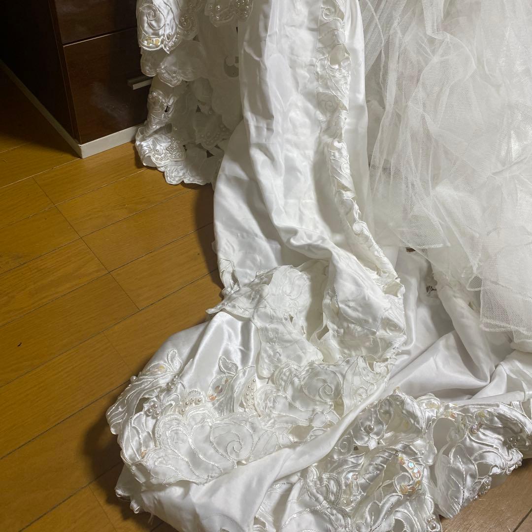 ホワイト刺繍ウェディングドレス