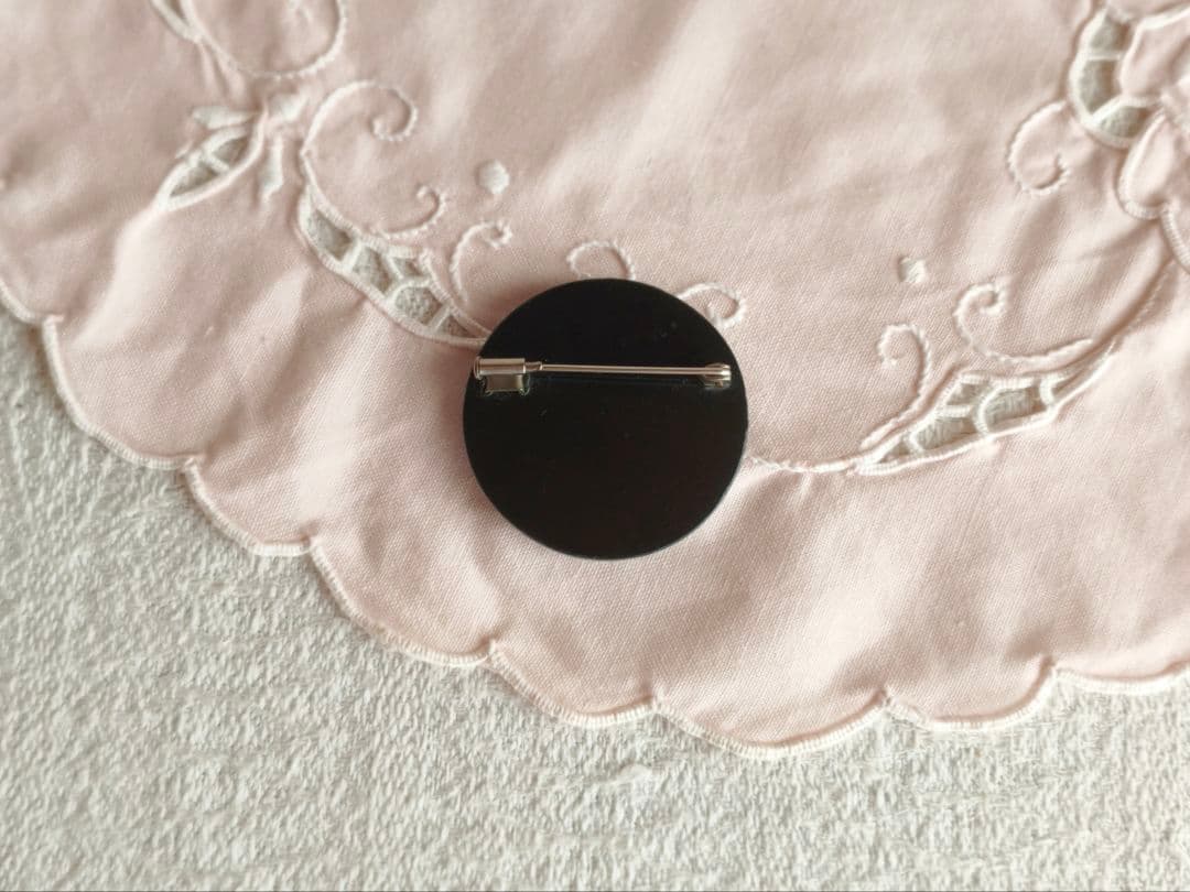 vintage brooch ❀ 彫り模様の美しい シックなお花 ブローチ