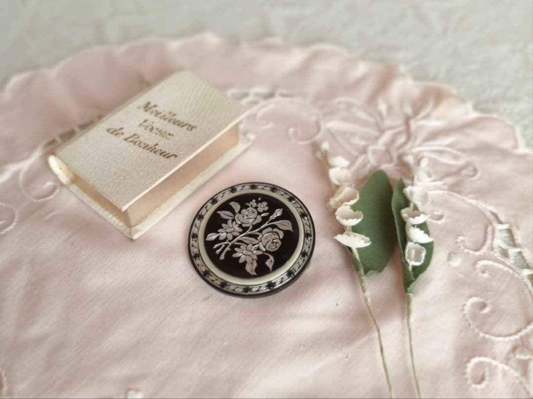 vintage brooch ❀ 彫り模様の美しい シックなお花 ブローチ