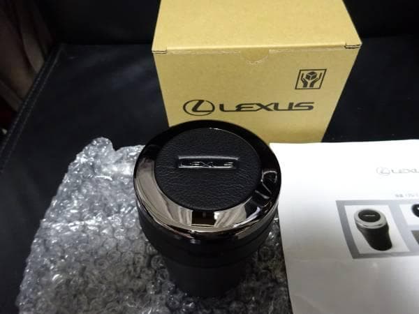＜レクサス純正新品＞正規LED点灯プレミアム仕様ロゴ入り/本革蓋仕上高級携帯灰皿