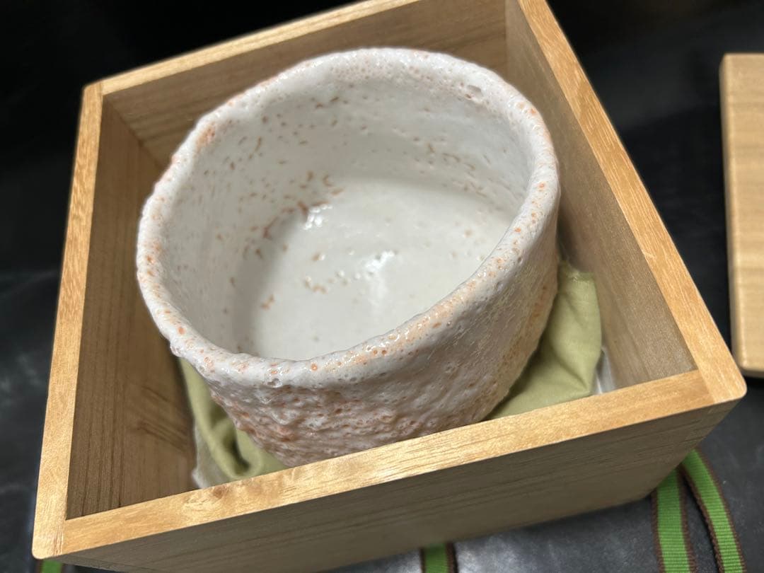 究極の美◾️蔵から桐箱に入った美しい蛇？が描かれ