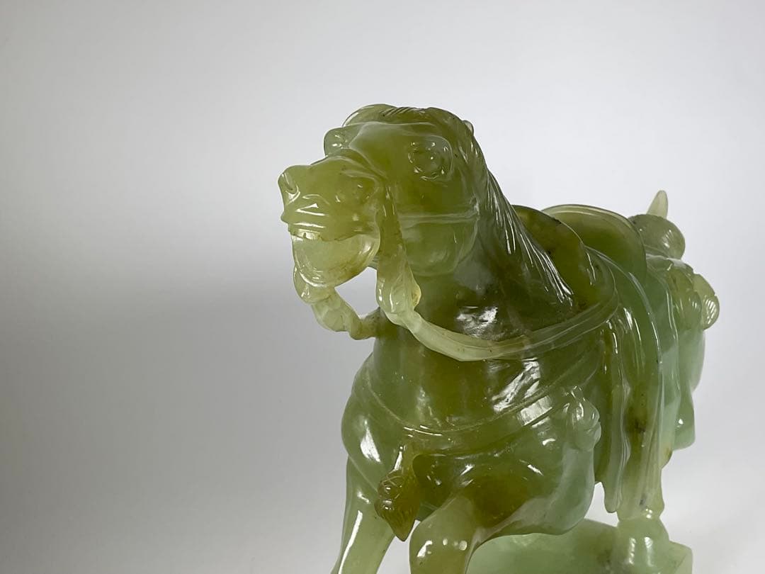 中国美術 砡製 玉石 翡翠 馬 彫刻 台座付 置物 幅約28cm