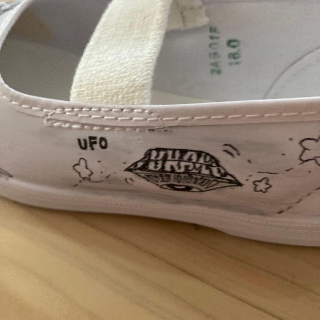 手書き上履きデコ。