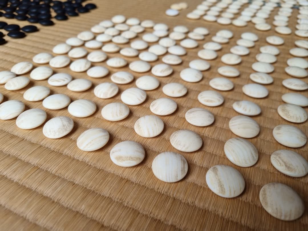 囲碁・碁盤＆碁石セット・最高級骨董品（日本産はまぐり・那智黒・榧素材）