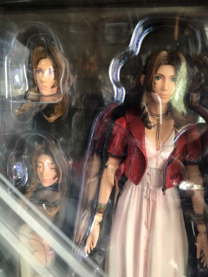 プレイアーツ改　ファイナルファンタジー VII エアリス 、バレット、ティファ